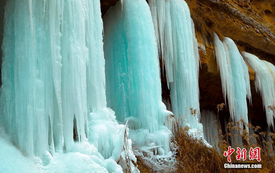 黄色い大地に大規模な天然の「氷瀑」群が出現　甘粛省