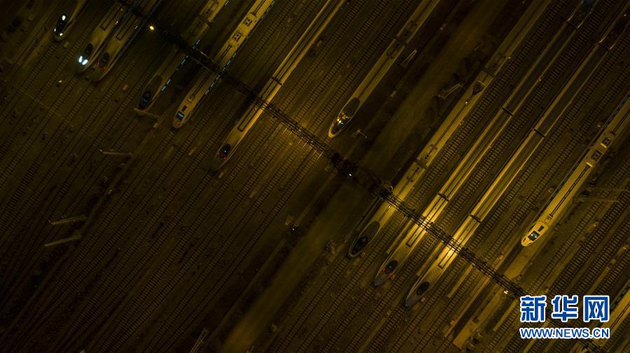 1月10日、成都高速鉄道区間列車停車場に待機する高速鉄道車両（ドローンによる撮影・王曦）。