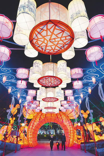華やかな提灯で新春をお迎え　江蘇省