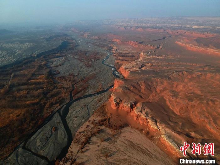 空から眺めたどこまでも続く壮大な天山紅河谷　新疆