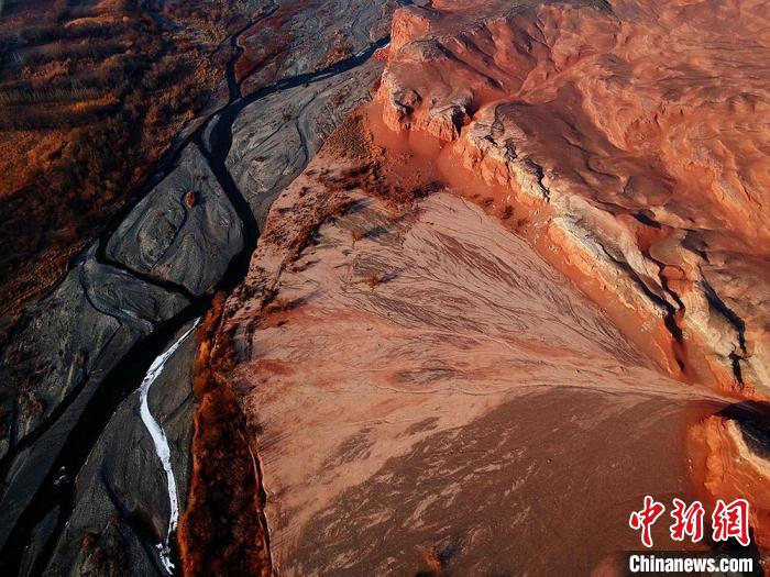 空から眺めたどこまでも続く壮大な天山紅河谷　新疆