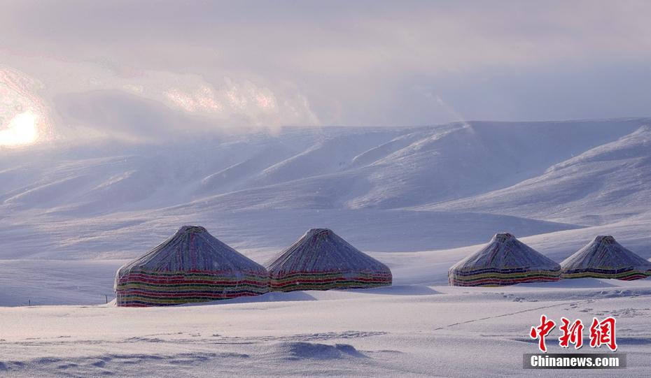 新疆巴音布魯克の冬景色　幻想的な光と影の世界