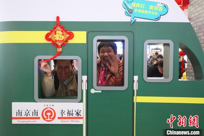 南京高速鉄道駅が「小康写真館」など年越し気分満載イベント　江蘇省