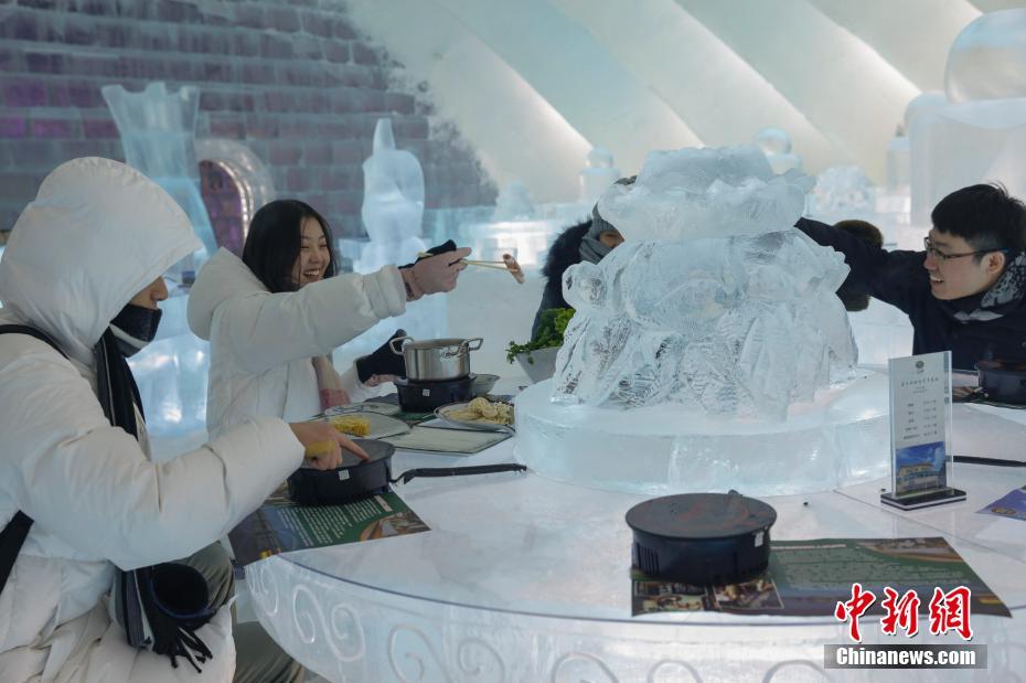 氷の部屋で熱々の鍋！ハルビンで「氷屋火鍋」が人気　黒竜江省