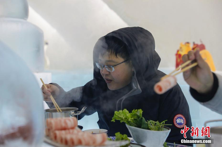 氷の部屋で熱々の鍋！ハルビンで「氷屋火鍋」が人気　黒竜江省