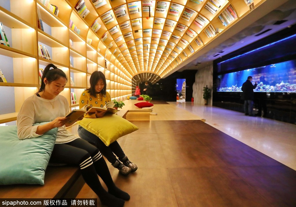 河北省秦皇島に海の楽園をテーマとした「知海書店」がオープン