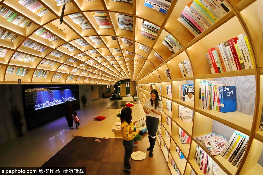河北省秦皇島に海の楽園をテーマとした「知海書店」がオープン