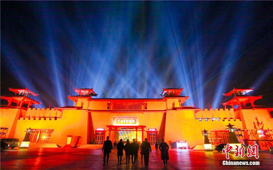 中国で最大のちょうちん回廊「九曲黄河灯陣」　甘粛省