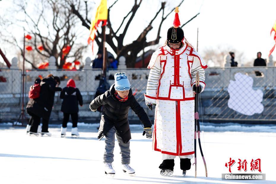 北京の北海公園で清朝宮廷の氷遊び「氷嬉」のパフォーマンス