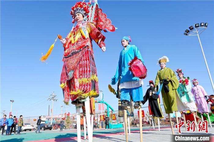 民間芸能「社火」で迎える春節　甘粛省張掖市