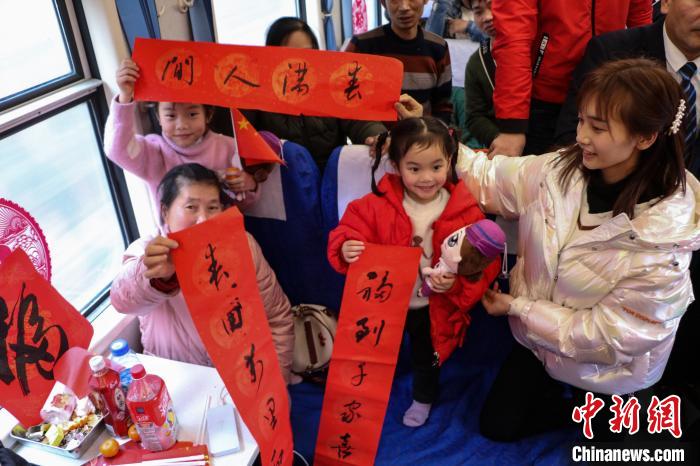 貴州出身者が「貴州出稼ぎ者帰郷号」列車で年末帰省　上海