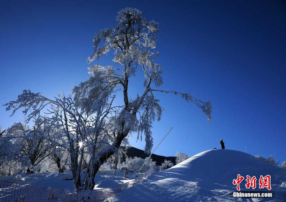 青空に映える仙境のような雪景色　四川省茂県九鼎山