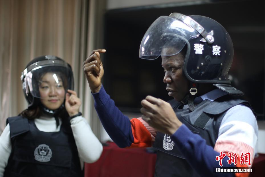 南京で学ぶ留学生、警備業務を体験　江蘇省