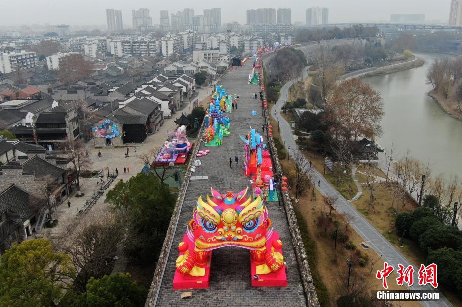 南京の明代城壁に新春を迎えるランタンが設置　江蘇省