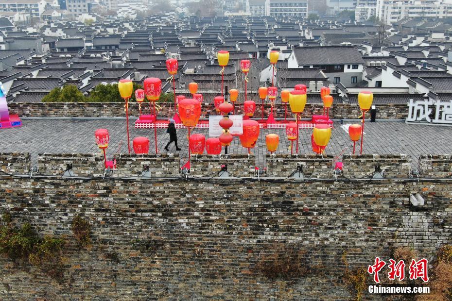 南京の明代城壁に新春を迎えるランタンが設置　江蘇省