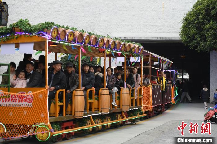 建物の中をくぐり抜けて走る観光路面電車が人気　重慶市