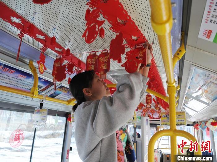 父親が運転する路線バスに娘が手描きの鼠イラストで飾り付け　吉林省