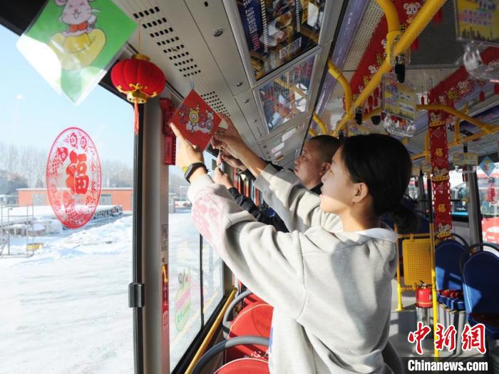 父親が運転する路線バスに娘が手描きの鼠イラストで飾り付け　吉林省