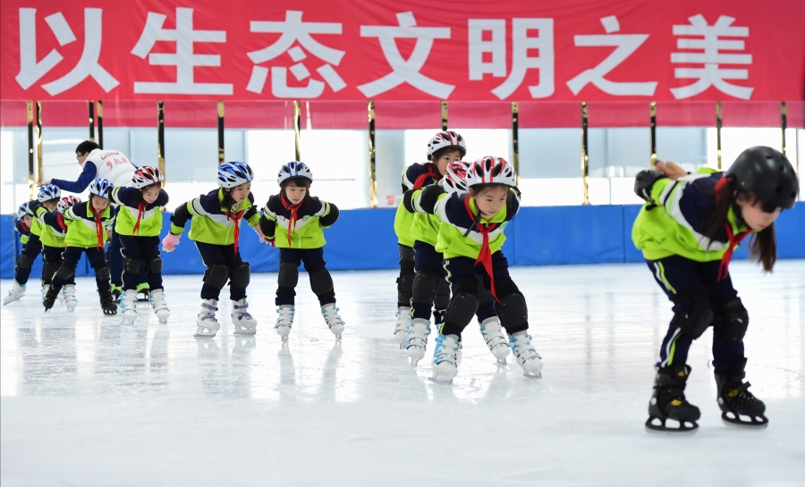 冬季五輪テスト大会まで1ヶ月未満！　北京市延慶区児童3千人が冬のスポーツを体験