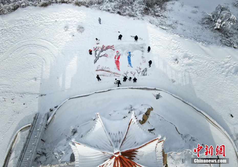 雪原に描かれた「雪の中、梅を探す」　河南省洛陽