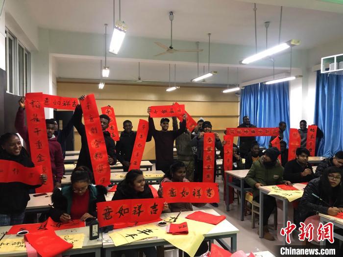 留学生たちが伝統文化イベントで中国の年越しを体験　湖北省