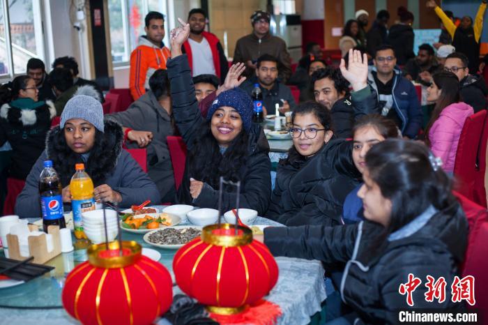 留学生たちが伝統文化イベントで中国の年越しを体験　湖北省