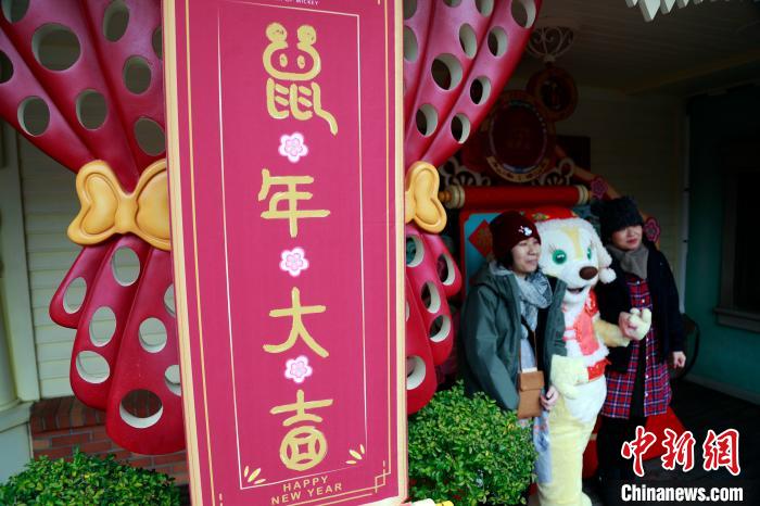 中国の年越し雰囲気満点の上海ディズニー