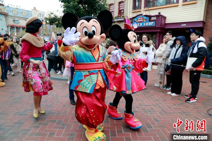 中国の年越し雰囲気満点の上海ディズニー