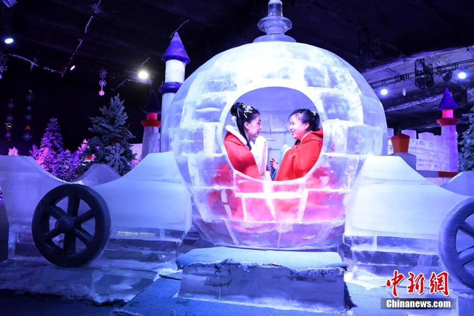 1月19日、福建省尤溪県侠天下景勝地で「侠文化」をテーマにした氷の世界を楽しむ来場者（撮影・王東明）。 