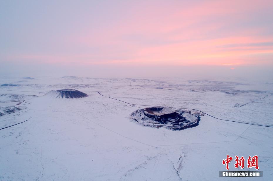 上空から見た雪に包まれた烏蘭哈達火山群　内蒙古
