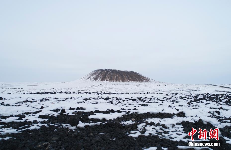 上空から見た雪に包まれた烏蘭哈達火山群　内蒙古