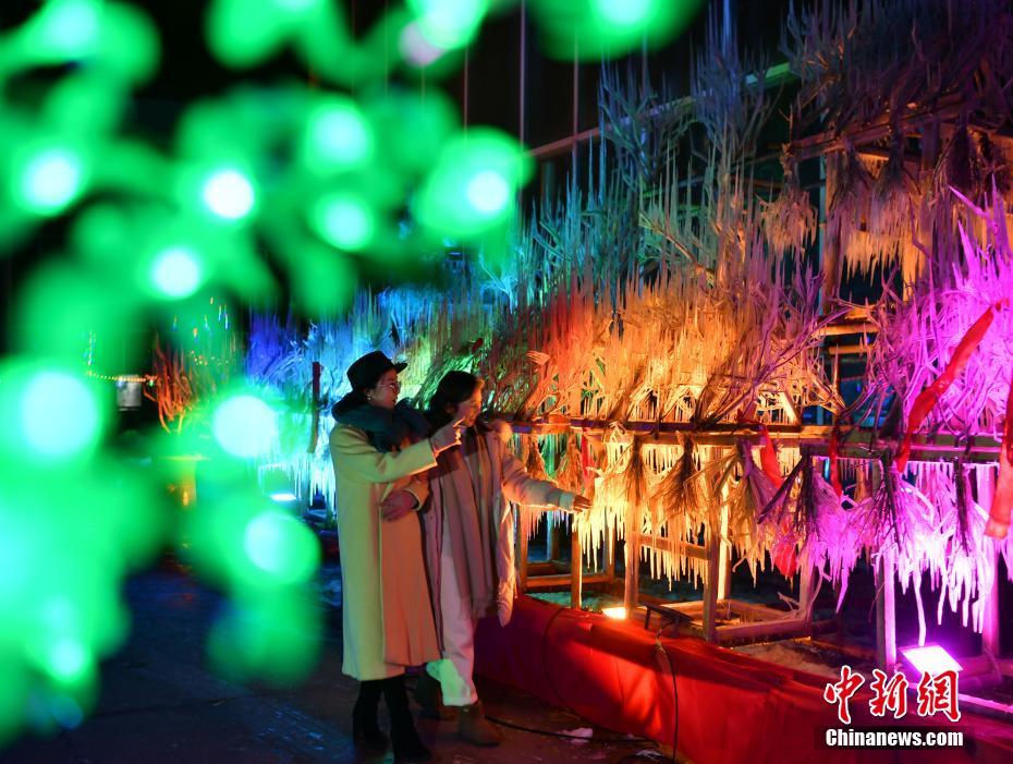 キラキラと幻想的に輝く無形文化遺産「澆凌花」で春節到来祝う 　河北省