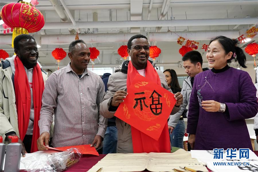 北京の外国人留学生が春節ムードを体験