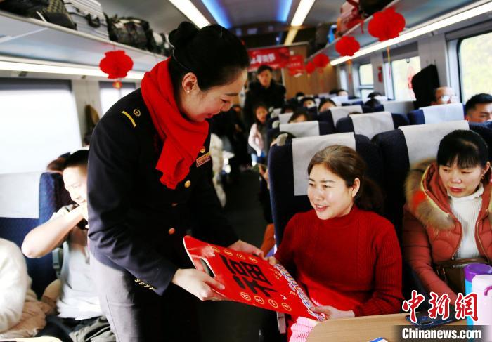 中国の列車車内で貧困者を支援する正月用品販売イベント