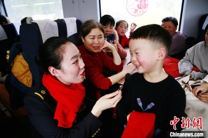 中国の列車車内で貧困者を支援する正月用品販売イベント