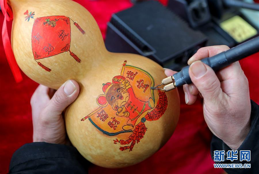 焼き絵で描く鼠年の干支ひょうたん　河北省