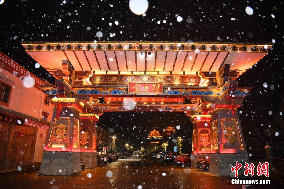 シャングリラの古城の夜に舞う雪　雲南省