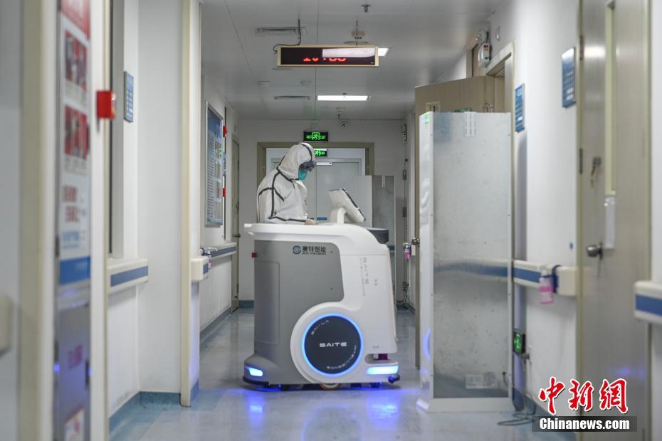 患者に薬品を届けるロボットの「平平」（1月29日撮影・陳驥旻）。
