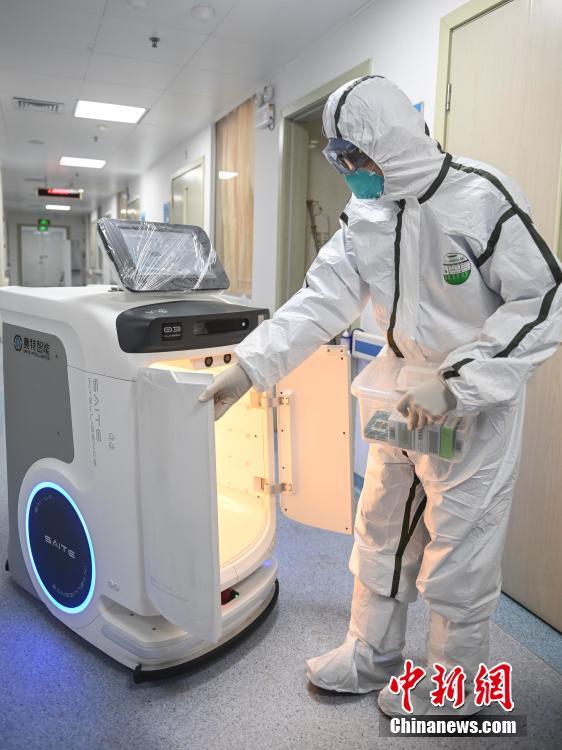 広東省の病院で院内感染リスク軽減に医療物資を配送するロボット導入