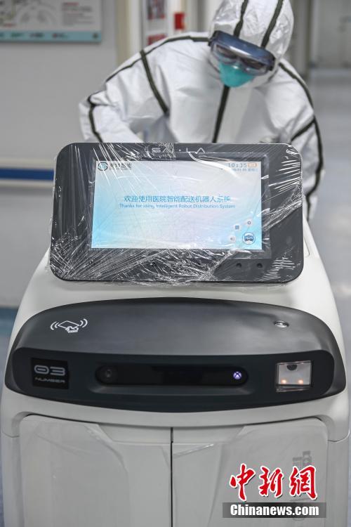 広東省の病院で院内感染リスク軽減に医療物資を配送するロボット導入