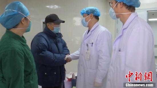 湖北省の武漢市金銀潭病院から患者37人が退院