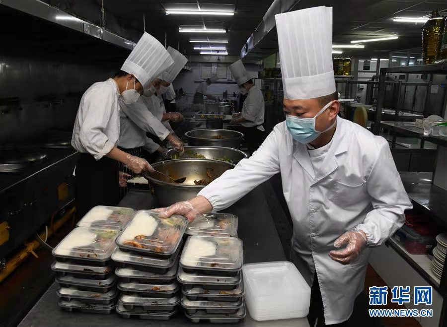 2月4日、注文を受けた弁当を作る青島の飲食企業のスタッフら（撮影・李紫恒）。