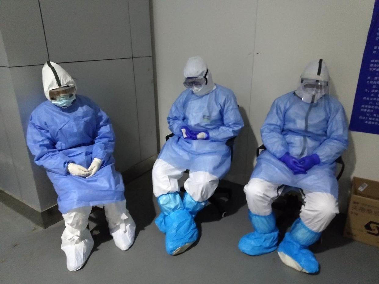 椅子に座って壁にもたれかかって休む医師たち（画像提供・中国国家緊急医学救援隊（海南））。