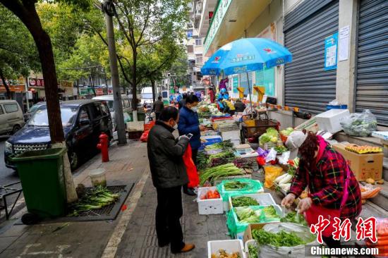 武漢の野菜や果物を販売する露天市14ヶ所が営業再開　湖北省