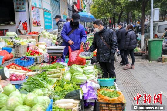 武漢の野菜や果物を販売する露天市14ヶ所が営業再開　湖北省