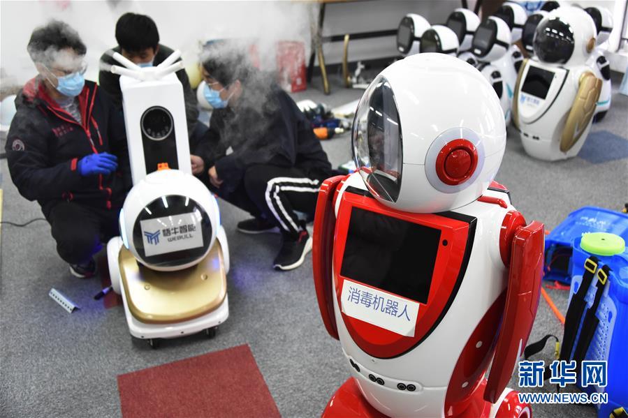 2月11日、第二世代消毒ロボットの調整をする青島ハイテクパーク悟牛智能科技有限公司の技術者（撮影・李紫恒）。