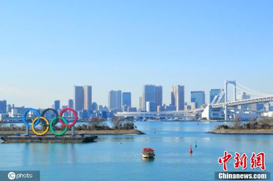 東京五輪を控え、日本のお台場海浜公園に巨大な五輪登場