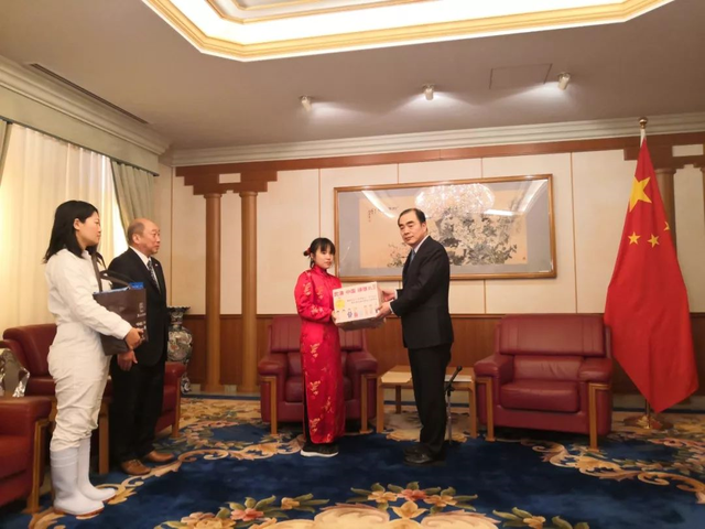武漢のために義援金を募った日本の少女が中国大使館を訪問
