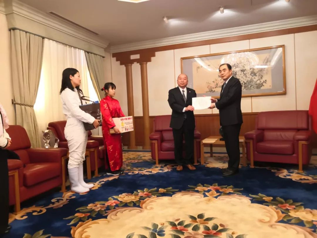 武漢のために義援金を募った日本の少女が中国大使館を訪問