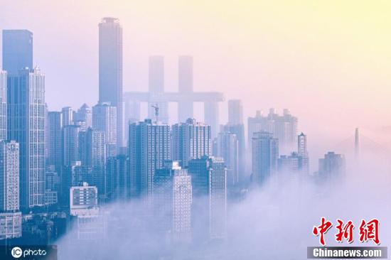 「霧の都」重慶に出現した現代の仙境、白く霞むビル群